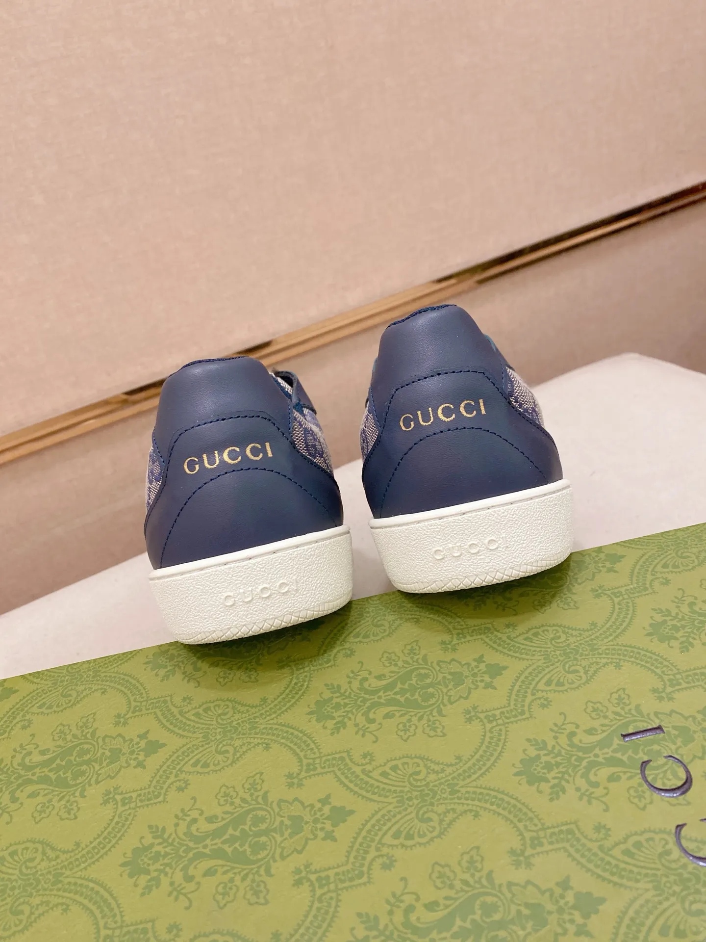 Men's shoes💰 440💰The new GUCCI (Gucci) counters are launched simultaneously. The new men's shoes, 😘fabrics are selected from imported cowhide, and the lining is sheepskin lining. 👍🏿 High-end ☄️ air-cushion molded anti-slip rubber outsole, exquisite lines, simple and elegant, comfortable and high-end for leisure travel. Code number: 38 to 44 (45 can be customized and cannot be returned or exchanged)